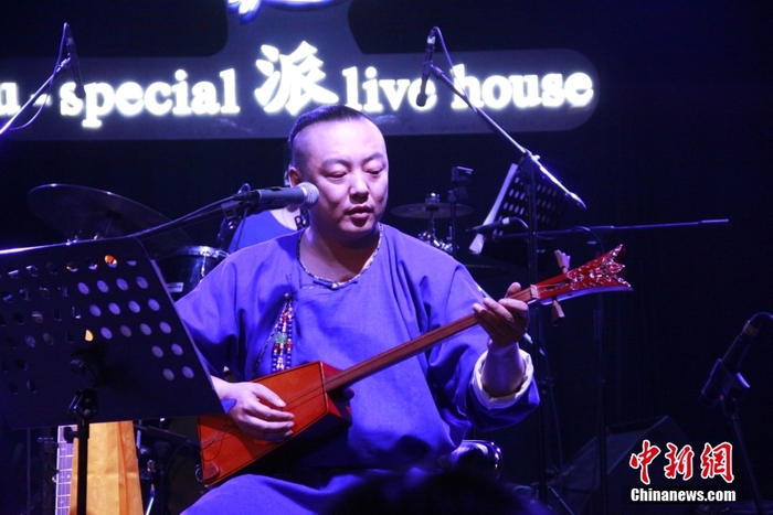 资料图为阿克善演奏满族传统乐器。   中新社发 受访者 供图