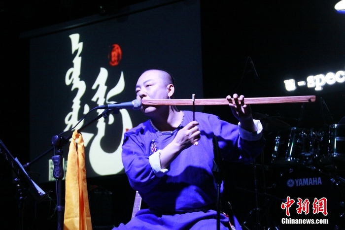 资料图为阿克善演奏满族传统乐器弓胡。   中新社发 受访者 供图