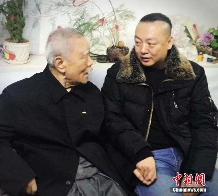 资料图为阿克善前往满族聚居村落“采风”。   中新社发 受访者 供图