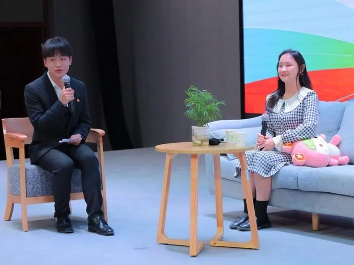 全国首个盲人声乐硕士张晨的读研路:传递光明,戴上奖章,收获爱情__财经头条__新浪财经