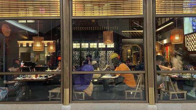 火锅店内“烟火气”不断。澎湃新闻记者 巩汉语 摄