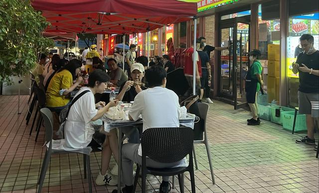 6月29日晚7点，一家吃小龙虾和烤串的店门口露天摆了四五张桌子，基本坐满了人。澎湃新闻记者 陈逸欣 摄