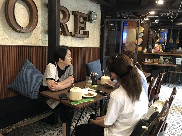 老麦咖啡馆内，刘女士（左一）和几位朋友喝饮料聊天。&nbsp;&nbsp;　澎湃新闻高级记者 &nbsp;李佳蔚 图
