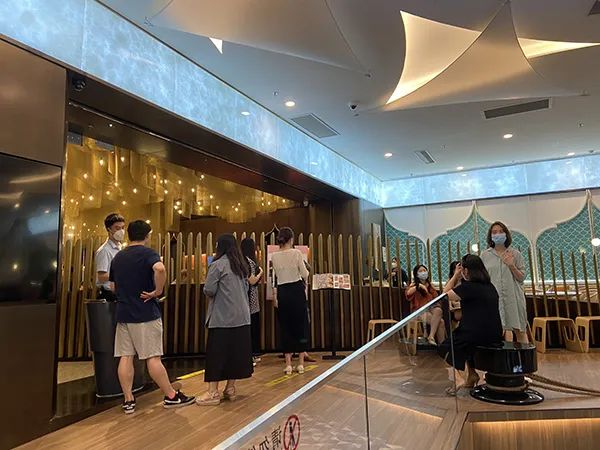 12点半，果泰店门口有不少人取号排队。&nbsp;&nbsp;澎湃新闻记者 陈悦 图