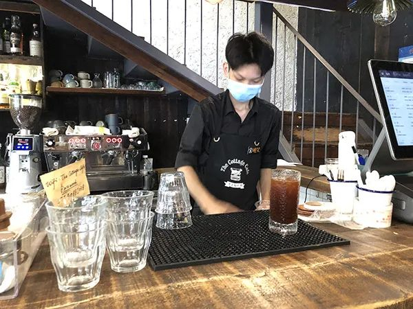 6月29日，老麦咖啡馆内店员正在做咖啡。&nbsp; &nbsp;　澎湃新闻高级记者 &nbsp;李佳蔚 图