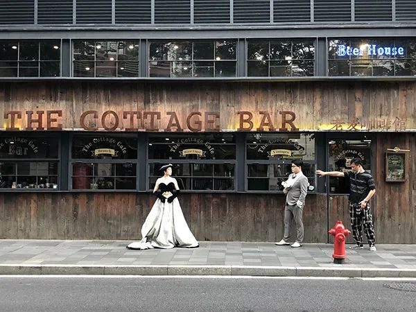 老麦咖啡馆外拍摄婚纱写真的人。&nbsp; &nbsp;　澎湃新闻高级记者 &nbsp;李佳蔚 图