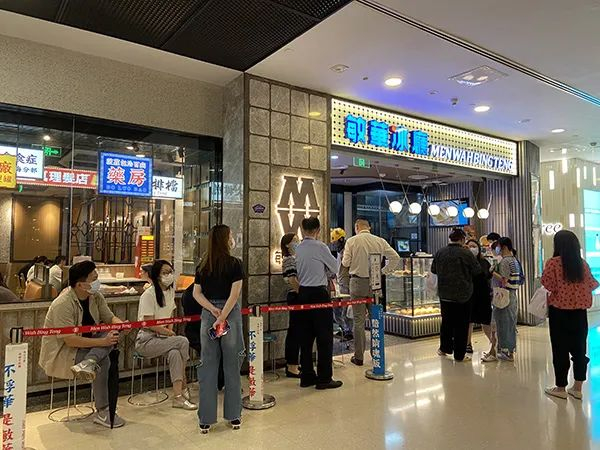 敏华冰厅门口，顾客排队等位。&nbsp; &nbsp;澎湃新闻记者 陈悦 图