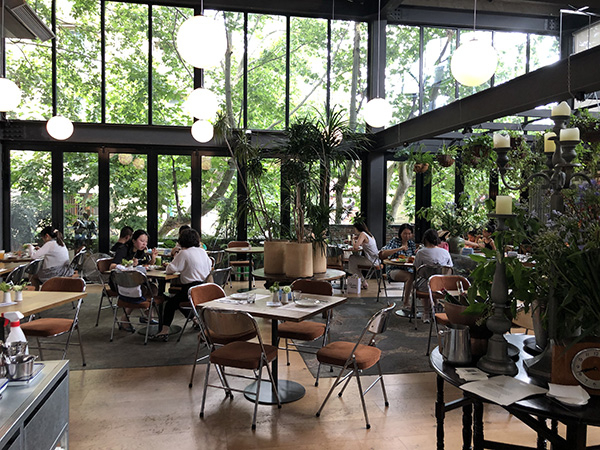 武康路上，西餐厅Something Ding&Bar，顾客正在吃午餐。&nbsp;&nbsp;澎湃新闻高级记者 &nbsp;李佳蔚 图