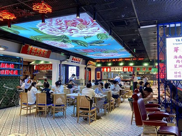 6月29日中午，上海来福士广场，顾客在店堂食。　澎湃新闻记者 陈悦 图