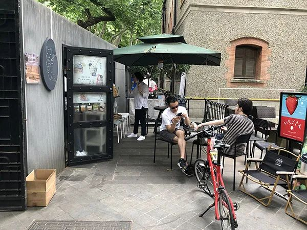 6月29日中午，武康路上，在贤人冰吃冰淇淋的人。　　澎湃新闻高级记者 &nbsp;李佳蔚 图