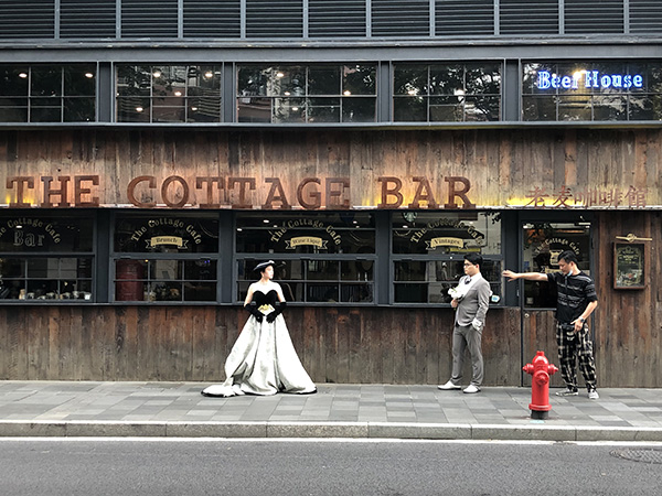 老麦咖啡馆外拍摄婚纱写真的人。&nbsp;&nbsp;澎湃新闻高级记者 &nbsp;李佳蔚 图