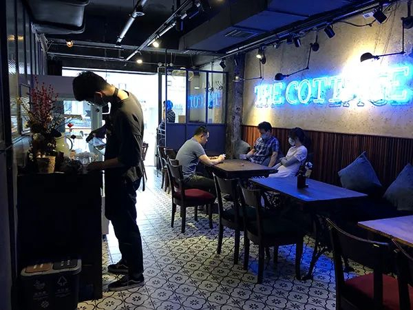 老麦咖啡馆内，限制客流，顾客隔桌而坐。&nbsp;&nbsp;　澎湃新闻高级记者 &nbsp;李佳蔚 图