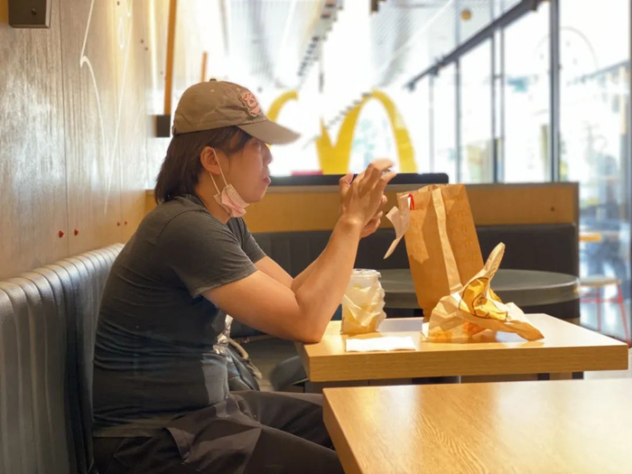 一位顾客在黄浦区打浦桥海欣广场的麦当劳餐厅内堂食早餐。澎湃新闻记者 俞凯 图