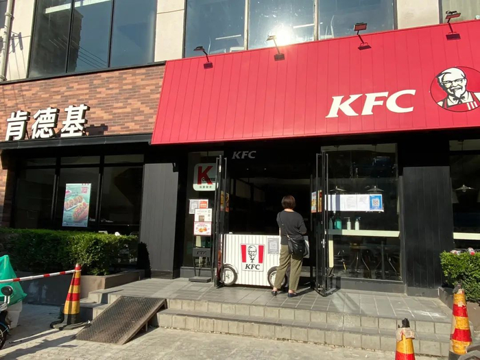 位于徐汇区大木桥路、茶陵路的另一家肯德基餐厅，不时有下单的顾客和外卖小哥前来取餐。澎湃新闻记者 俞凯 图