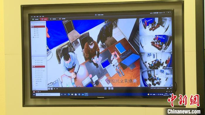 为侨服务“全球通”平台办理公证现场。　温州市委统战部供图