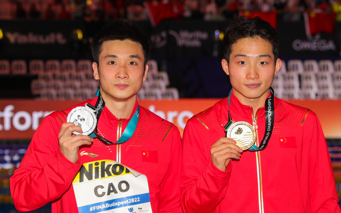 2022年游泳世锦赛王宗源、曹缘包揽男子3米板冠亚军。  新华社记者 郑焕松 摄