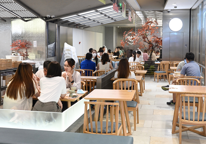 2022年6月29日，上海新世界大丸百货，一家餐饮店内，顾客在店内就餐。朱伟辉 图