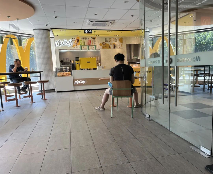 麦当劳上海平利路邻里一号餐厅，选择堂食的店内顾客较少。