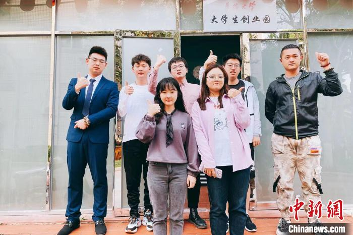 由港粤闽学生组成的《国家认同视角下香港学生对于“一国两制”的认知现状研究》项目团队。　受访者供图