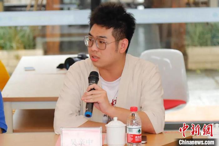 香港学生吴亲中参加华侨大学“校长有约”活动。　华侨大学供图