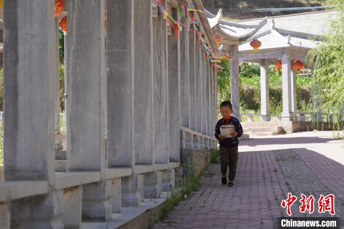 上语文课之前，金宇一个人在校外的长廊背诵课文。　九美旦增　摄