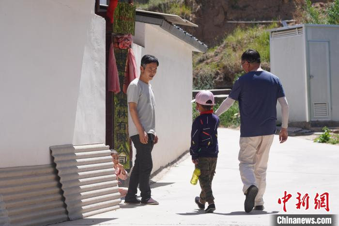 因金宇家离学校距离较远，不方便回家吃饭，中午放学后，张吉堂送他到学校附近的伯伯家。　九美旦增　摄