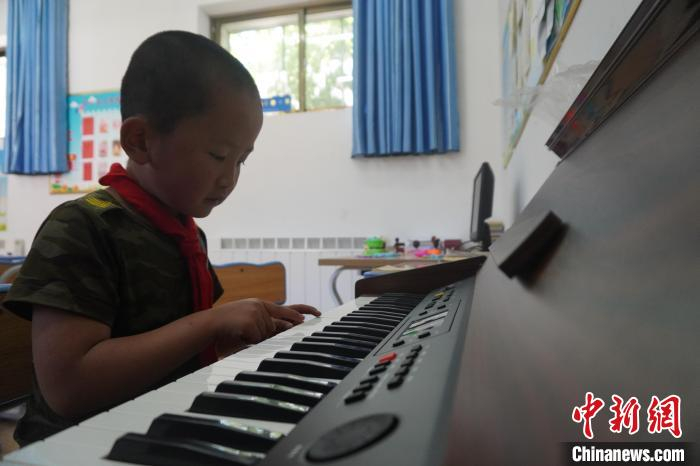 尽管只有一个学生，但张吉堂教的极为用心，语文、数学、体音乐、品德、美术、体育等科目一门不落。　九美旦增　摄