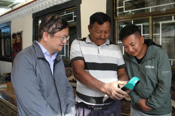 2021年3月，林庆在阿里边境一线入户了解三农金融服务点情况。中国农业银行西藏自治区分行供图