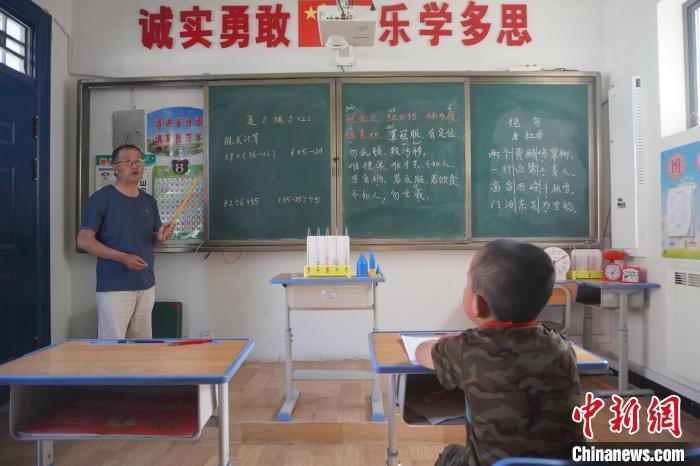 只有一个学生的教室显得有些空荡，但站上三尺讲台的张吉堂教得十分用心。　九美旦增　摄