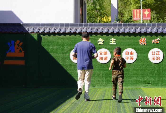 课间操，师生两人在操场跑步。　九美旦增　摄