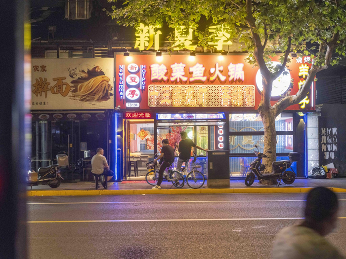2022年6月29日，上海定西路，零点刚过，有顾客出来吃夜宵，但人气还不旺。许海峰 图