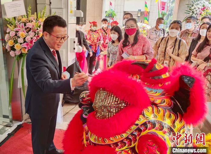 图为舞狮点睛仪式。　刘越 供图