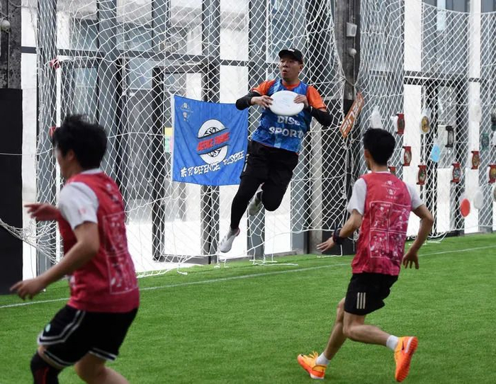 5月28日，合肥市一家体育场馆在举办飞盘比赛。新华社记者 周牧/摄