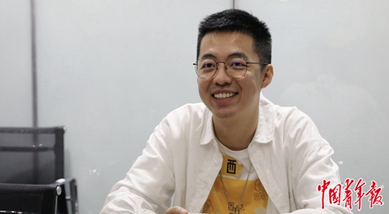     主播杰西接受采访。