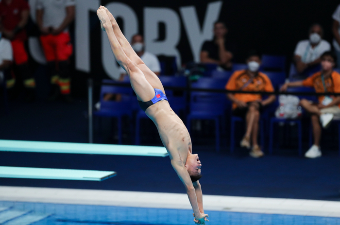 白钰鸣在比赛中表现出色。  图/新华社