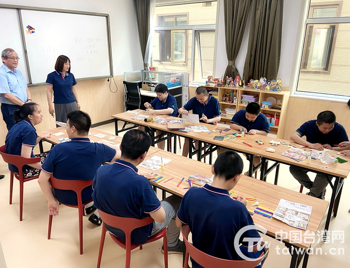 林天良在课堂中与同学们互动。（中国台湾网发）