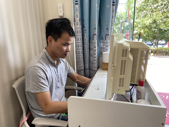 通过盲人辅助系统软件，晏丽华可以电脑上办公。