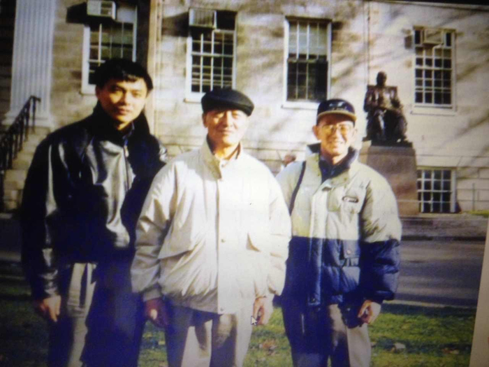 1999年，陈庆英（右一）和邓锐龄（中）、沈卫荣（左一）在哈佛大学校园