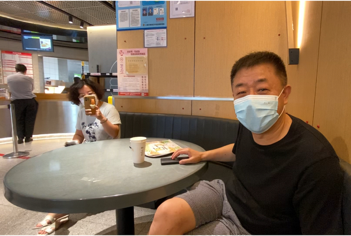 封先生（右）与太太29日早上在黄浦区打浦桥海欣广场的麦当劳餐厅点了两份早餐。澎湃新闻记者 俞凯 图