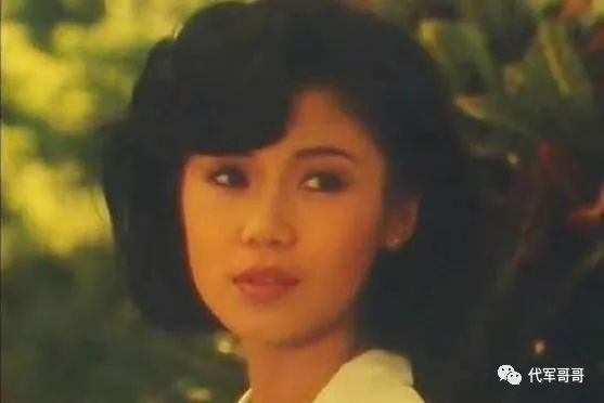 她嫁给小3岁男演员，生下一双高颜值儿女，如今58岁婚姻很幸福