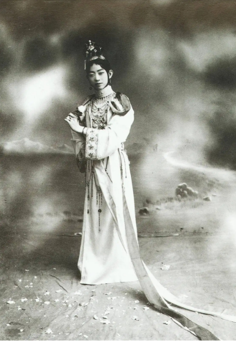 京剧大师梅兰芳的中国首部彩色电影《生死恨》75年前的今天开拍