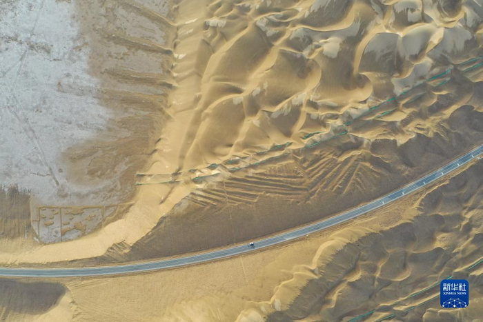 　　6月26日拍摄的尉犁至且末沙漠公路（无人机照片）。新华社记者 李响 摄