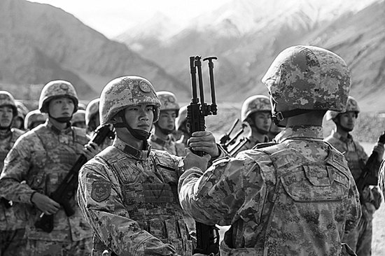     近日，新疆军区某红军团在驻训点组织191精准步枪授枪仪式。 刘少华/摄