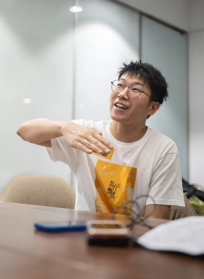 2022年6月20日，接受采访时，明明谈起直播时的趣事。新京报记者 赵亢 摄