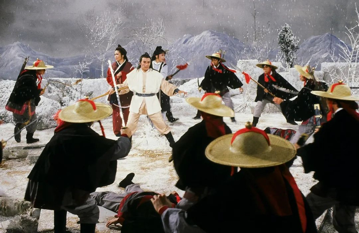 　　▲83版《射雕英雄传》，虽然拍摄场景现在看起来很简单，但丝毫没有阻碍该剧创造了黄药师、郭靖、黄蓉、老顽童等诸多经典角色。