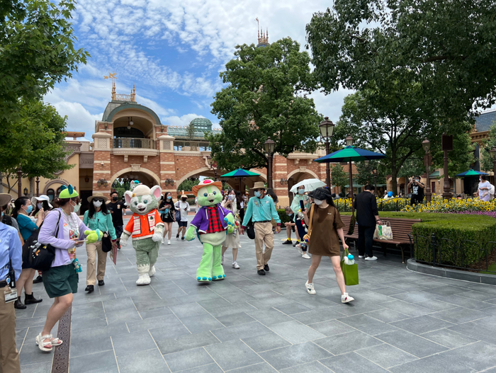 迪士尼伙伴杰拉多尼、奥乐米拉和游客们。&nbsp;澎湃新闻记者 李菁 摄