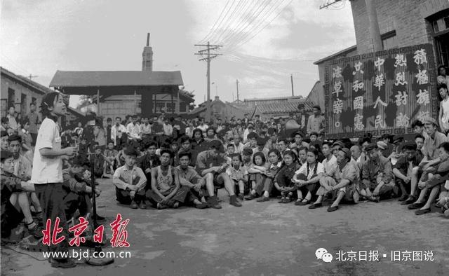 1054年，北京第一机床厂全体职工认真进行学习和讨论宪法草案。冯文冈摄