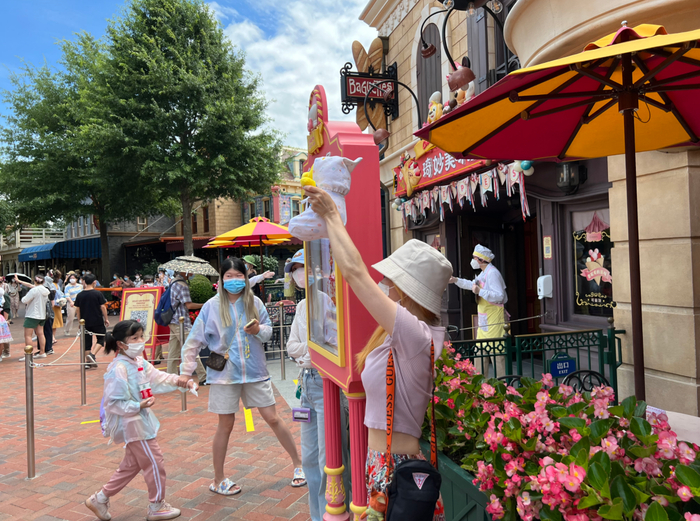 一位游客带着维尼玩偶为“偶像”应援。&nbsp;澎湃新闻记者 李菁 摄