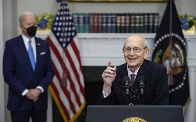 1月27日，布雷耶在白宫罗斯福厅宣布即将退休 图源：视觉中国 