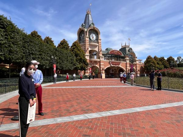 九点半不到，等待游客的上海迪士尼度假区的管理层和演职人员代表在米奇花坛及米奇大街两侧。 澎湃新闻记者 邹佳雯 摄